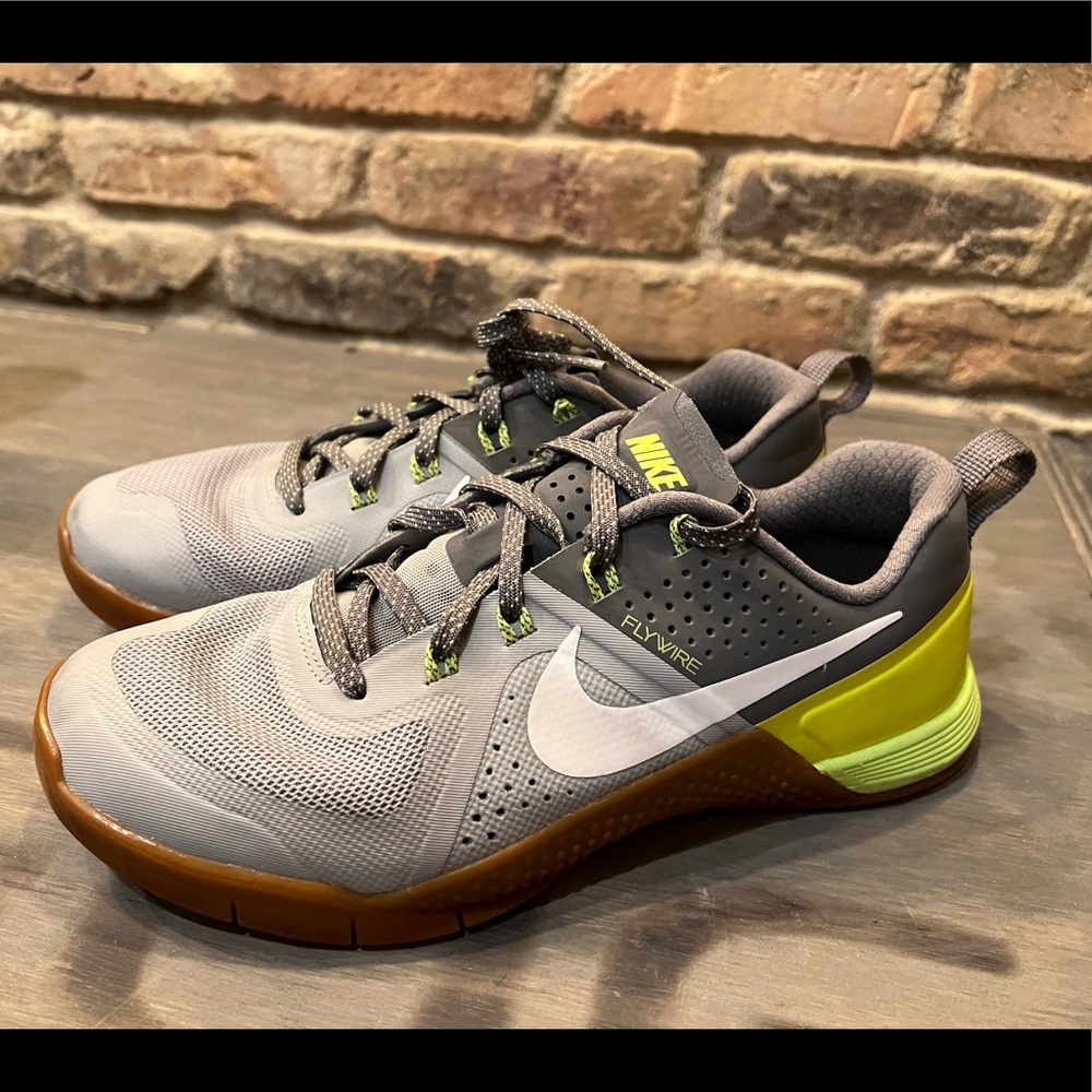 Nike MetCon 1 Crossfit Shoe :  Woman Size 8, Men Size 6.5.